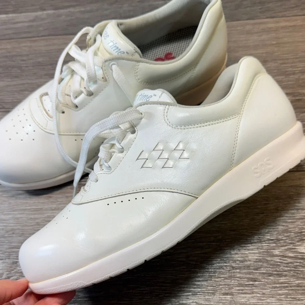 SAS White Leather Sneakers woman’s size 9 (j34)